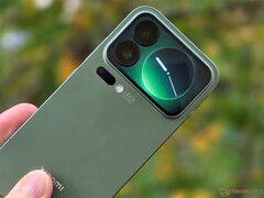 Xiaomi 17 Pro ikincil ekranı ile sergileniyor.