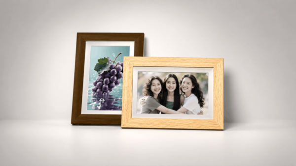 Üzüm ve aile fotoğraflarını gösteren iki adet Bigme dijital fotoğraf çerçevesi.