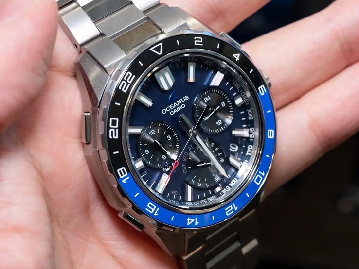 Casio Oceanus OCW-P3000 mavi kadranının yakın çekimi; şehir kodları, alt kadranlar, ışıklı saat işaretleri ve geniş ibreler görülmektedir.