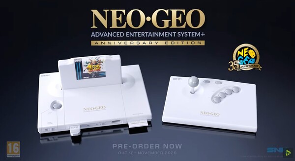 NeoGeo AES+ Anniversary Edition beyaz renktedir ve kablosuz bir Arcade Stick ile birlikte gelir.