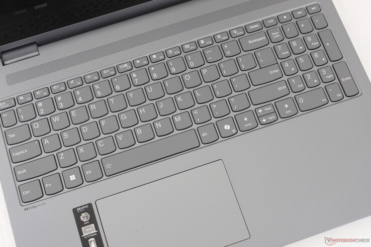 Diğer IdeaPad modellerine kıyasla klavyenin geri bildiriminde veya hissinde büyük bir değişiklik yok. 12 x 7,5 cm clickpad boyutu