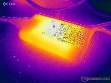 AC adaptörü zorlu yükleri çalıştırırken 40 C'nin üzerine ulaşır