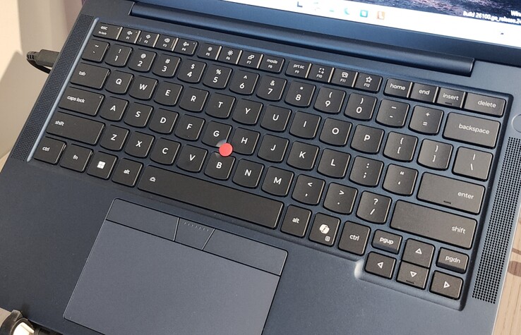 Yeni Lenovo ThinkPad klavye tasarımı (T14s Gen 7 üzerinde gösterilmiştir).
