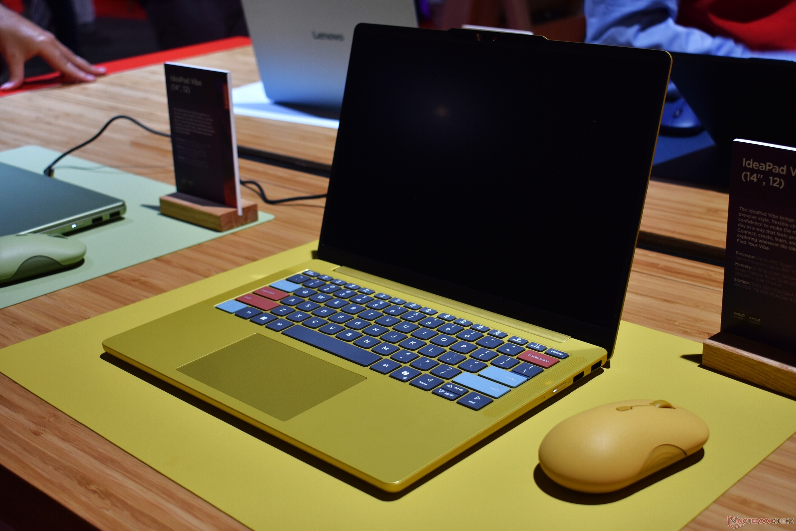 Özel tuş kapaklarına sahip &amp;quot;Spicy Gold&amp;quot; renkli Lenovo IdeaPad Vibe 14.