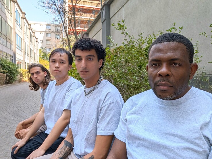 Grup selfiesi çekerken ön kamera her zaman herkesi net bir şekilde kadraja alamayabilir.