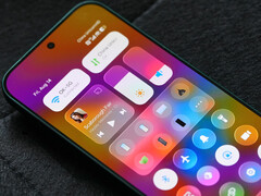 HyperOS 4 beta sürümü, ilk uygun cihaz grubuna geldi. Resimde: Kontrol merkezinde sergilenen Xiaomi'nin yeni Liquid Glass benzeri tasarımı. 