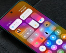 HyperOS 4 beta sürümü, ilk uygun cihaz grubuna geldi. Resimde: Kontrol merkezinde sergilenen Xiaomi'nin yeni Liquid Glass benzeri tasarımı.