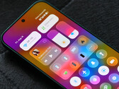 HyperOS 4 beta sürümü, ilk uygun cihaz grubuna geldi. Resimde: Kontrol merkezinde sergilenen Xiaomi'nin yeni Liquid Glass benzeri tasarımı. 