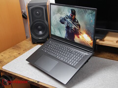 XMG Apex 17 (M25) ekranında Crysis oyunu ile