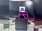 Su soğutma bileşenleriyle modifiye edilmiş Steam Machine.