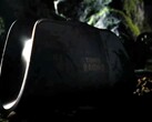 Koyu renkli resim, 8BitDo Pro 3 Tomb Raider sürümünün şarj yuvasını göstermektedir.