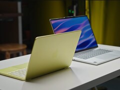 Apple MacBook Neo 2,7 lbs. (1,23 kg) ağırlığındayken, Lenovo IdeaPad Slim 5x ise 3,3 lbs. (1,48 kg) ağırlığındadır.