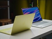Apple MacBook Neo 2,7 lbs. (1,23 kg) ağırlığındayken, Lenovo IdeaPad Slim 5x ise 3,3 lbs. (1,48 kg) ağırlığındadır.