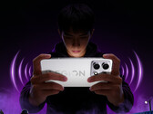 Legion Y70 2026 19 Mayıs'ta Çin'de piyasaya sürülecek. Resimde: telefonun beyaz renk seçeneğini gösteren bir tanıtım resmi.