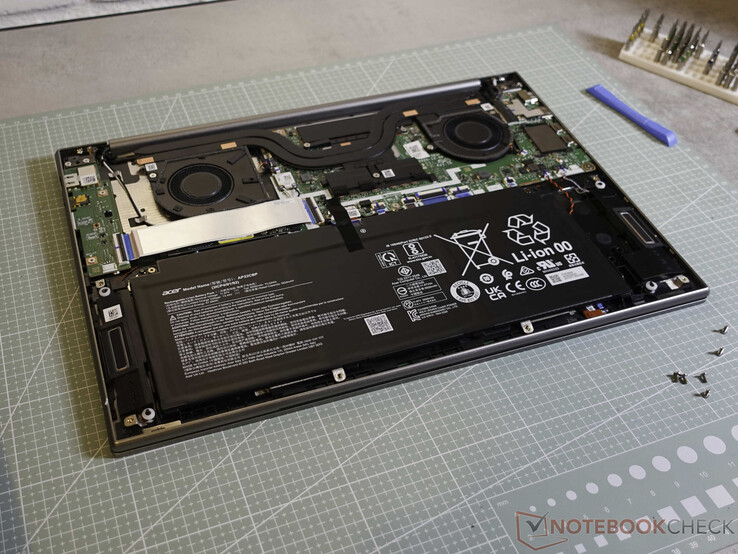 Acer Swift 16'nın İçinde İki Fan ve Isı Boruları