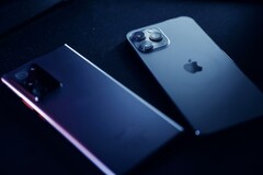 Satılan akıllı telefonların neredeyse yarısı Apple veya Samsung’a ait.