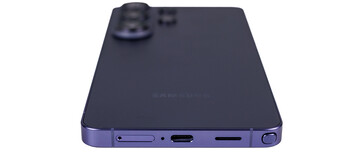 Alt kısım: SIM, mikrofon, USB, hoparlör