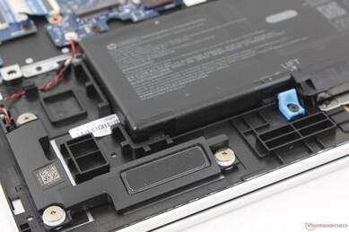 Kasanın ön köşelerine yakın aşağı ateşlemeli stereo hoparlörler