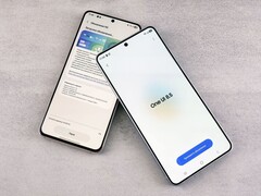 Yazılım güncelleme ekranını gösteren iki Samsung Galaxy akıllı telefon