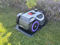 Şarj istasyonundaki Anthbot M9 Pro.