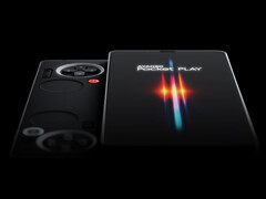 Pocket Play eski bir amiral gemisi SoC tarafından desteklenecek. Resimde: oyun telefonunun siyah versiyonunu gösteren bir tanıtım resmi. (Resim kaynağı: Ayaneo)