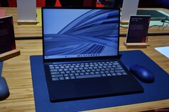 Moody Blue rengindeki Lenovo IdeaPad Vibe 14.
