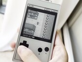 The Paper Boy S3, E Ink dokunmatik ekranda Game Boy oyunlarını çalıştırır.