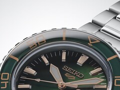 Seiko 5 Sports SKX HDB005'in koyu yeşil kadranını vurgulayan yakın çekimi