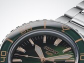 Seiko 5 Sports SKX HDB005'in koyu yeşil kadranını vurgulayan yakın çekimi