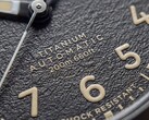 Timex Expedition Field Post Titanium saatinin, Arap rakamları, ışıklı ibreler ve saat işaretleri ile tarih penceresi bulunan dokulu siyah kadranının yakın çekimi.