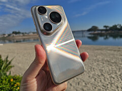 Pura 80 Ultra, parlak yüzeyiyle parmak izlerine karşı çok hassastır. Huawei'nin koruyucu bir kılıf içermesi iyi bir şey. (Resim kaynağı: Notebookcheck)