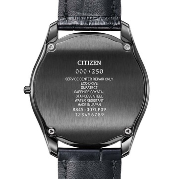 Citizen Eco-Drive One AQ5025-04N modelinin arka görünümü; fırçalanmış siyah arka kapağını, sınırlı üretim numaralandırmasını ve kazınmış teknik özelliklerini gösteriyor.