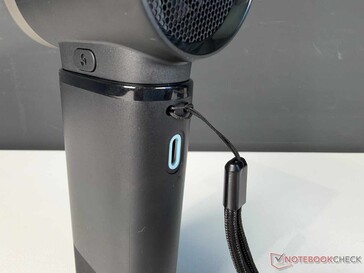 Arka tarafta USB-C bağlantı noktası ve bilek kayışı