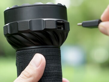 Olight Marauder 3 çift yönlü USB-C, telefonları ve elektronik cihazları ters şarj etmek için kullanılabilir.