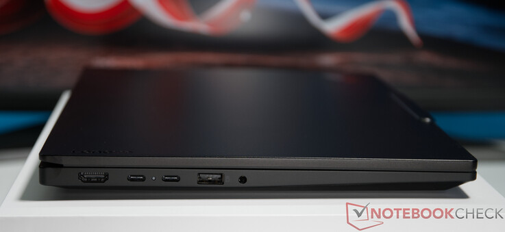 Bağlantı Noktaları: HDMI 2.1, 4K/60Hz'e kadar, 2x USB-C (USB4 40 Gbps), USB PD 15–65 W ve DisplayPort 1.4a ile, 1 adet USB-A (USB 10 Gbps), Always On, 1 adet kulaklık/mikrofon kombine jakı (3,5 mm)