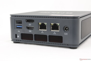 Arka kısım: USB-A 2.0, USB-A 3.2 Gen. 1, DisplayPort (4K60), HDMI 2.0 (4K60), 2x RJ-45 (2.5 Gbps), AC adaptörü, Kensington kilidi