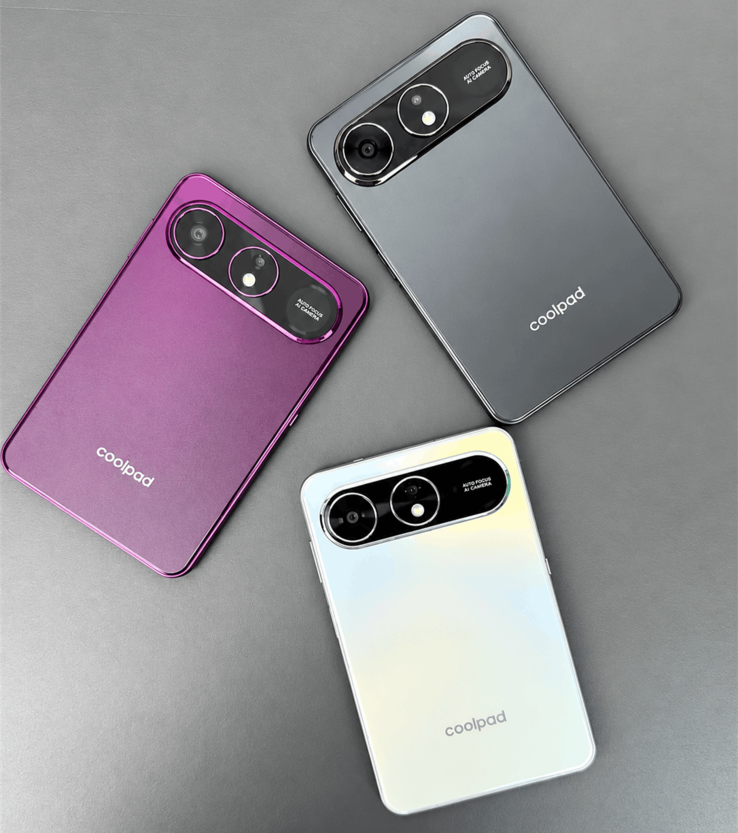 Mor, gri ve beyaz renklerde, arkadan gösterilen üç Coolpad Cool X Wide telefon