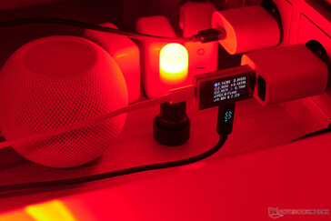 Geardon güç kaynağı doğru voltajı sağlıyor, ancak HomePod Mini hala çalışmıyor. (Fotoğraf: Andreas Sebayang/Notebookcheck.com)