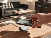 Moto Snap Kablosuz Şarj Cihazı, Qi 2.2 uyumlu telefonlara 25 W, şirketin tescilli protokolünü kullanan Motorola telefonlarına ise 30 W güç sağlar.