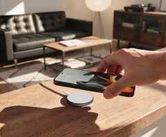 Moto Snap Kablosuz Şarj Cihazı, Qi 2.2 uyumlu telefonlara 25 W, şirketin tescilli protokolünü kullanan Motorola telefonlarına ise 30 W güç sağlar.