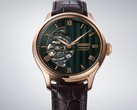 Seiko Presage HCB007 modelinin yeşil kadranının yakın çekimi; kadranın dokulu geometrik deseni, Roma rakamlı saat işaretleri ve açıkta kalan mekanik mekanizması görülmektedir.