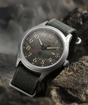 Timex TW2Y89500, yeşil kamuflaj desenli kadranla birlikte gelir