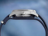 Peanuts x Timex Marlin Jet Automatic saatinin yan profili; paslanmaz çelik kasa, çerçeveyi kaplayan bombeli Hesalite cam ve mavi dokulu kumaş kayışı gösterilmektedir.