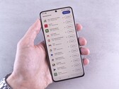 Bir el, ekranında güncelleme listesini gösteren bir akıllı telefonu tutuyor.