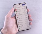 Bir el, ekranında güncelleme listesini gösteren bir akıllı telefonu tutuyor.