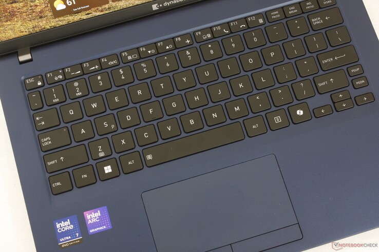 Tuş geri bildirimi neredeyse bir HP EliteBook kadar nettir ve tıklama yüzeyi (~11 x 5,8 cm) entegre fare düğmeleri içerir