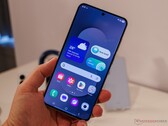 Resimde, bir inceleme yazarı tarafından tutulan Galaxy S25 FE görülüyor. 