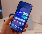 Resimde, bir inceleme yazarı tarafından tutulan Galaxy S25 FE görülüyor.