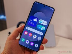Resimde, bir inceleme yazarı tarafından tutulan Galaxy S25 FE görülüyor.
