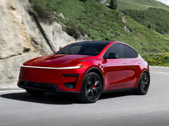 Tesla Model Y yolda.